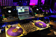 DJが盛り上げる！